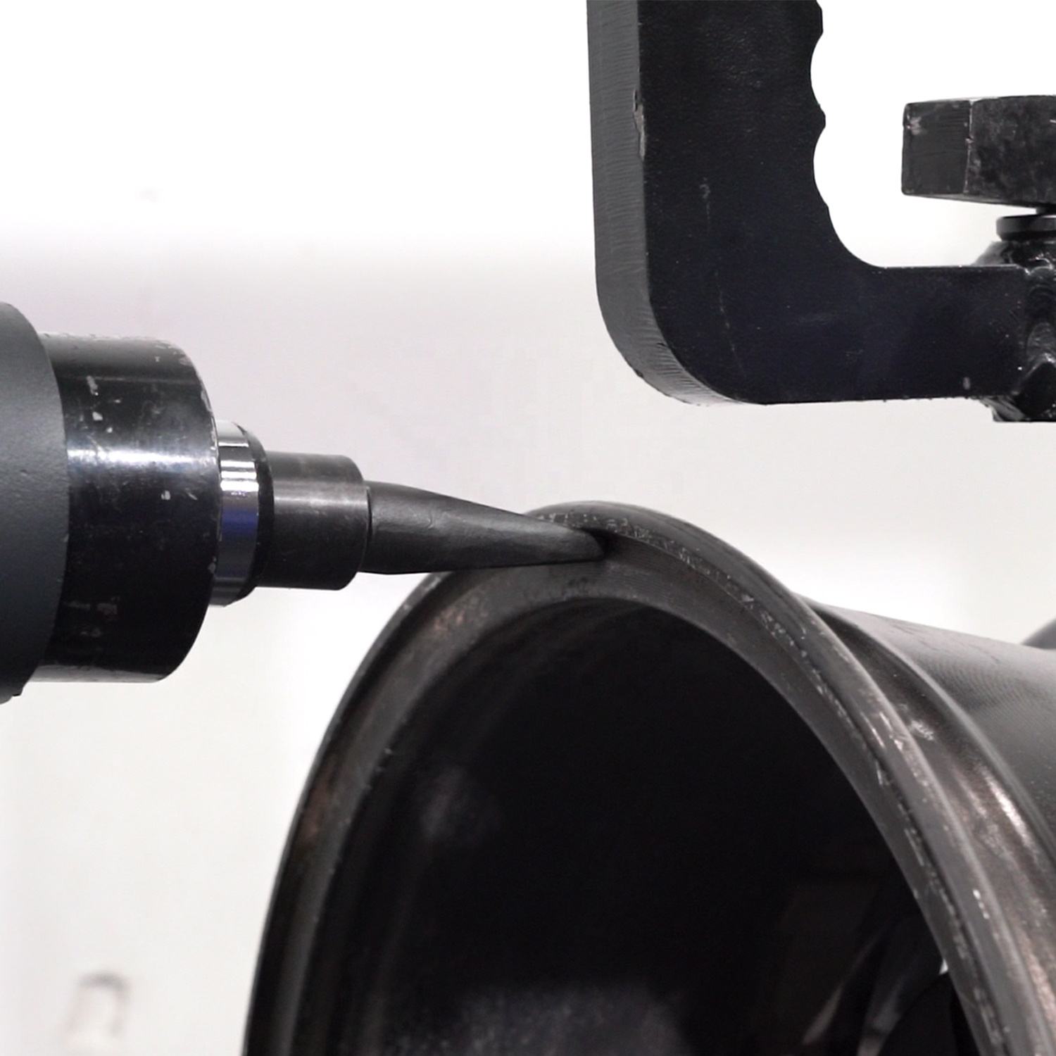 Banc de redressage ou jante en cours de traitement