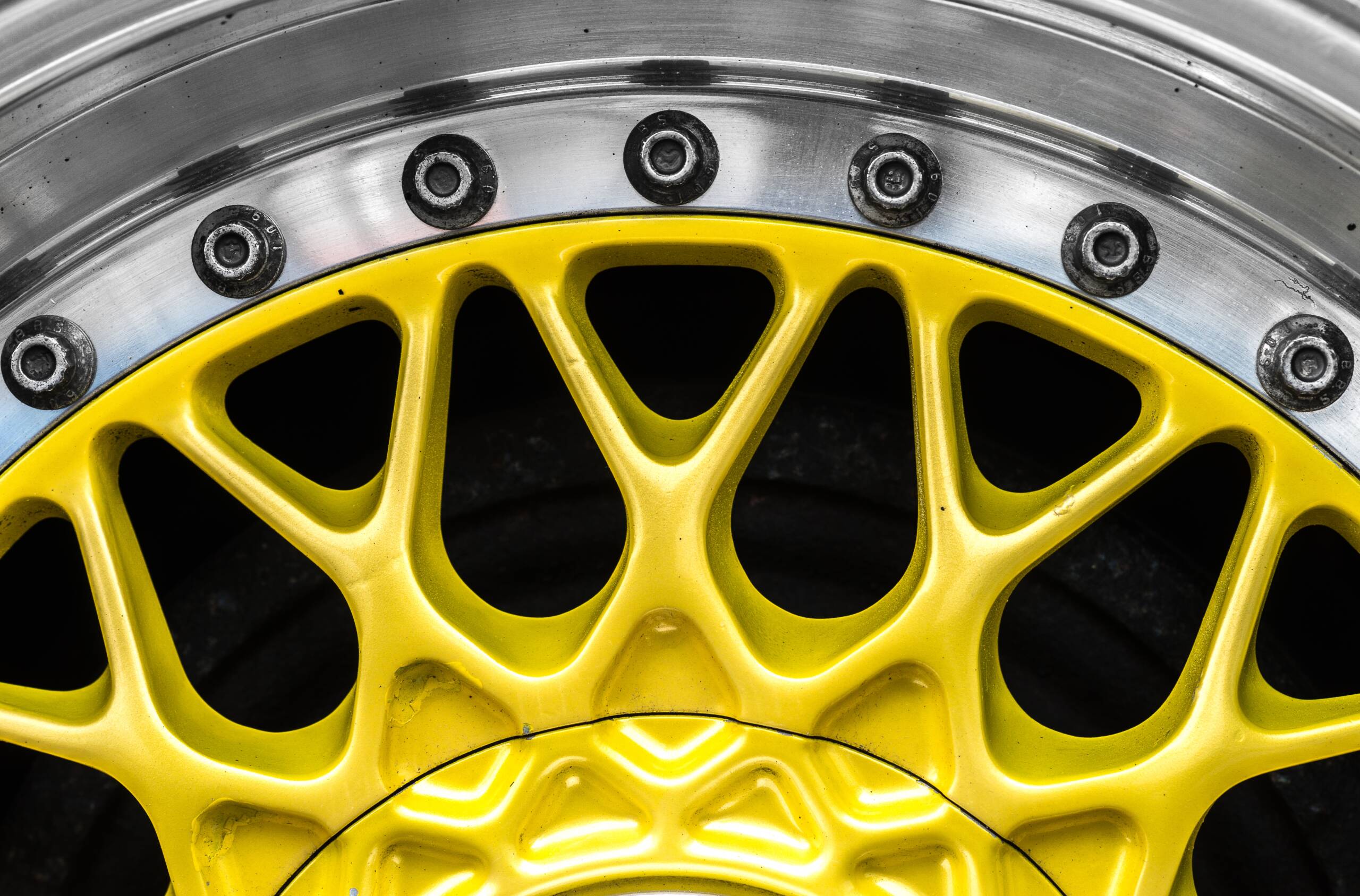 chrome et jaune